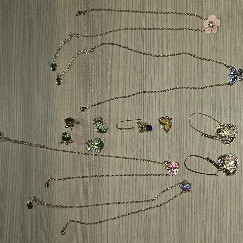 4 pairs of earrings and necklaces betsey Johnson sets